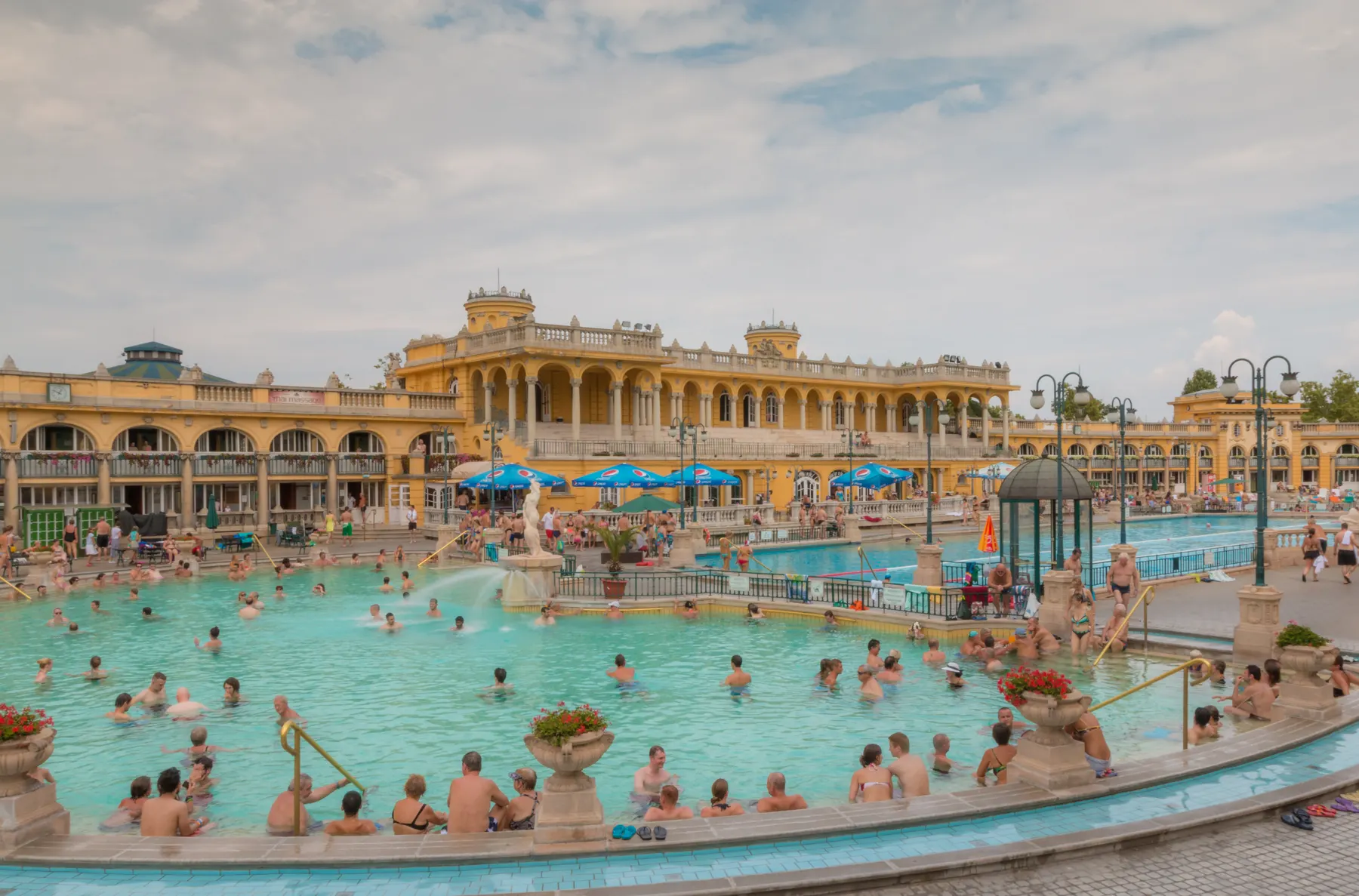 Outdoor thermal pool complex with high bather circulation